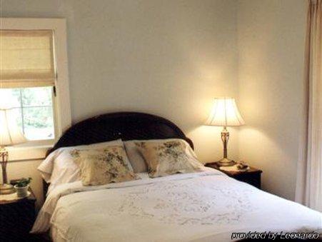 Bluecrest Bed And Breakfast Niagara Falls Room photo